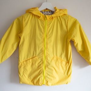 Cute yellow duck head raincoat.